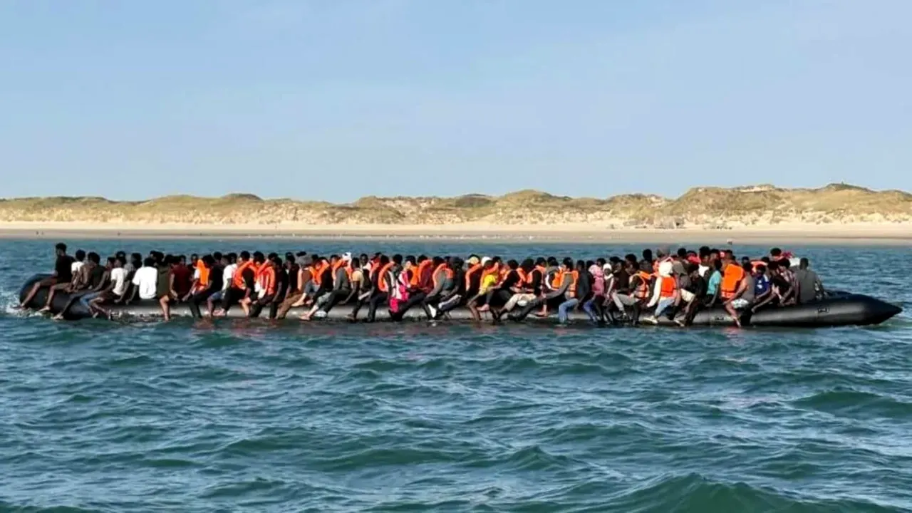 Record pe Canalul Mânecii. 230 de persoane au traversat marea într-o singură ambarcațiune