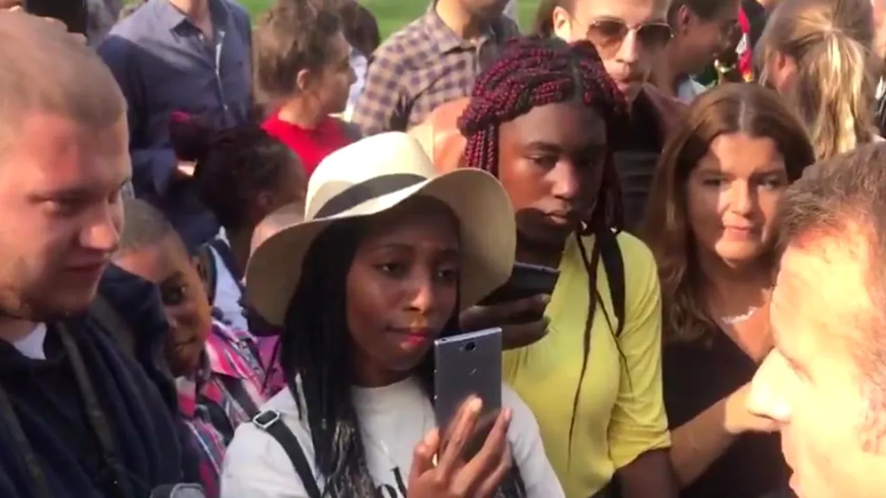 Emmanuel Macron, criticat după ce a spus unui ȘOMER că îi poate găsi de muncă, dacă TRAVERSEAZĂ STRADA