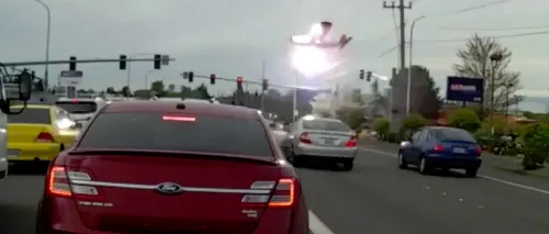 Momentul în care un avion se prăbușește și ia foc, filmat de un șofer în SUA. VIDEO