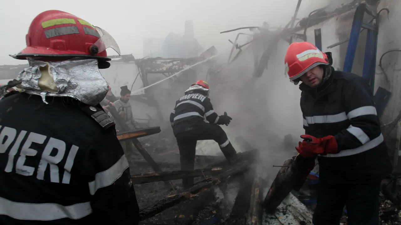 O gospodărie din Suceava a luat foc după ce a fost lovită de un trăsnet