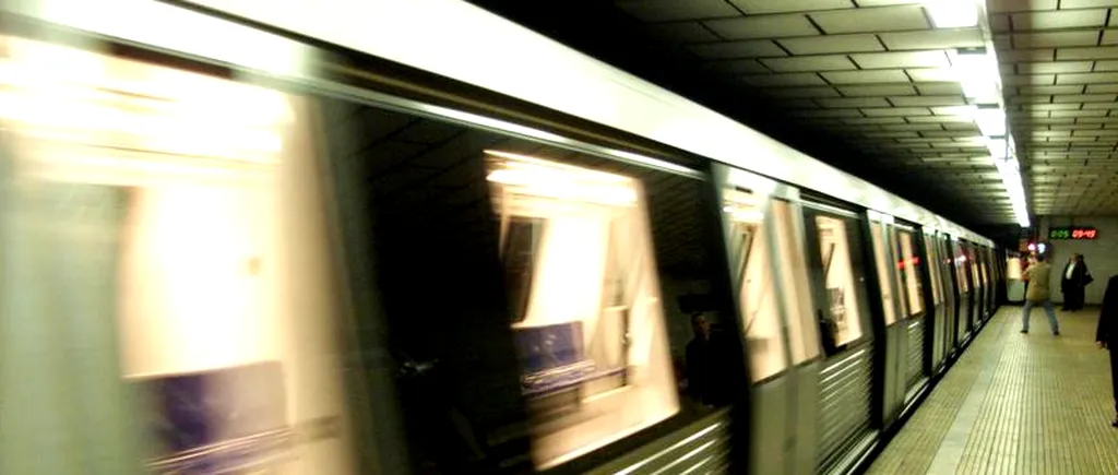 Incident la stația de metrou Piața Unirii 1. O fetiță de 13 ani a alunecat pe linie, chiar când metroul venea la peron