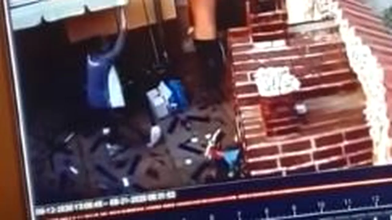 Măcel cu săbii, furci și topoare între două familii din județul Dolj. “Tata a rămas fără trei degete, l-au tăiat și la ureche, și la nas!” Imaginile sunt șocante. VIDEO