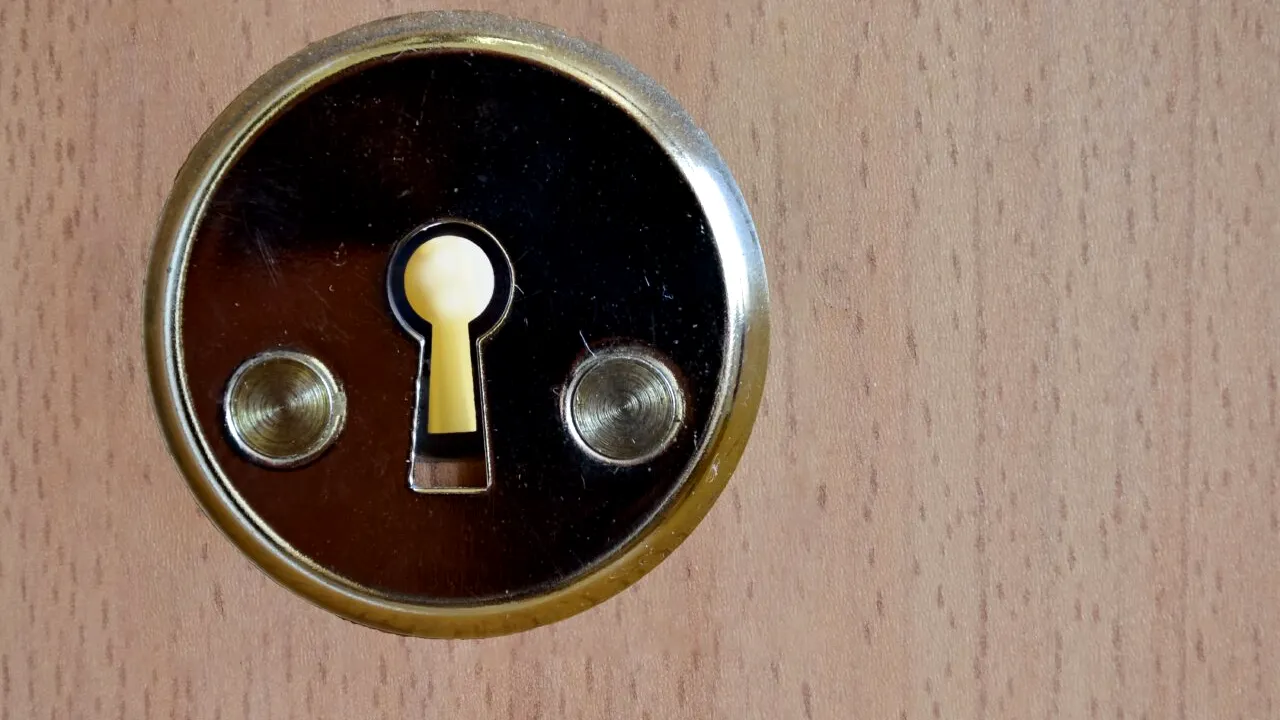 Bărbat de 56 de ani, arestat după ce și-a HĂRȚUIT vecinele luni de zile. Le spiona privindu-le prin gaura cheii