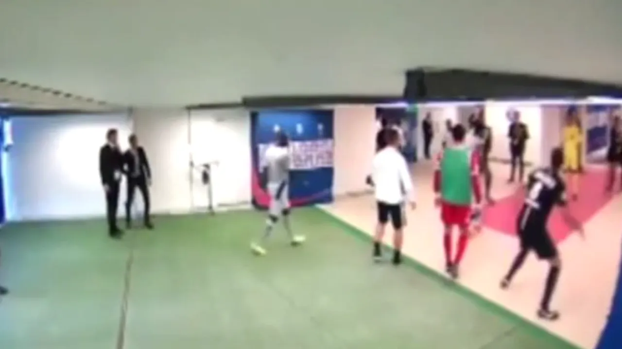 Atacantul Brandao l-a lovit cu capul în față pe un jucător de la PSG, după finalul meciului. Momentul a fost surprins de o cameră de supraveghere