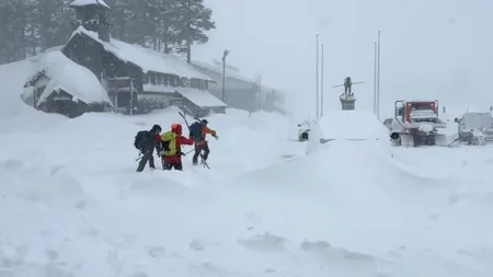 15 schiori au fost prinși într-o avalanșă devastatoare în California, iar 9 sunt încă dați dispăruți. Prognoza arată depuneri de zăpadă de 2,4 metri
