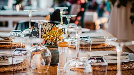 Parcările ar putea fi transformate în terase în scopul de a sprijini industria HoReCa