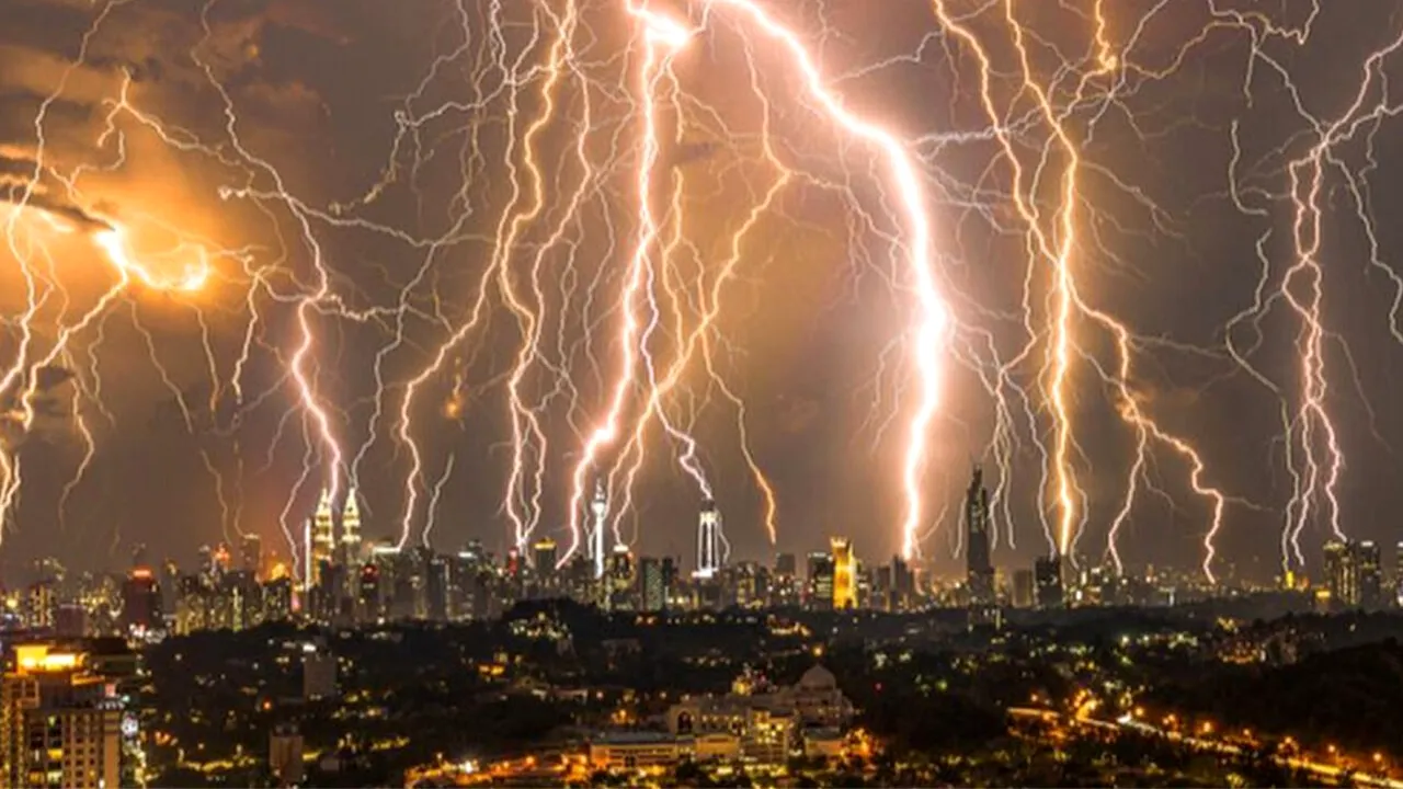 Meteorologii BBC Weather anunță 5 zile de furtuni electrice în București