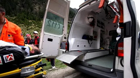 ACCIDENT PE DN7. Un bărbat a fost rănit după ce peste mașina sa au căzut pietre desprinse de pe versanți