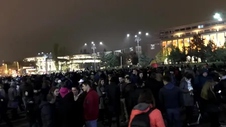 Protestatarii s-au strâns din nou în Piața Victoriei. Oamenii, nemulțumiți de noile măsuri fiscale. VIDEO