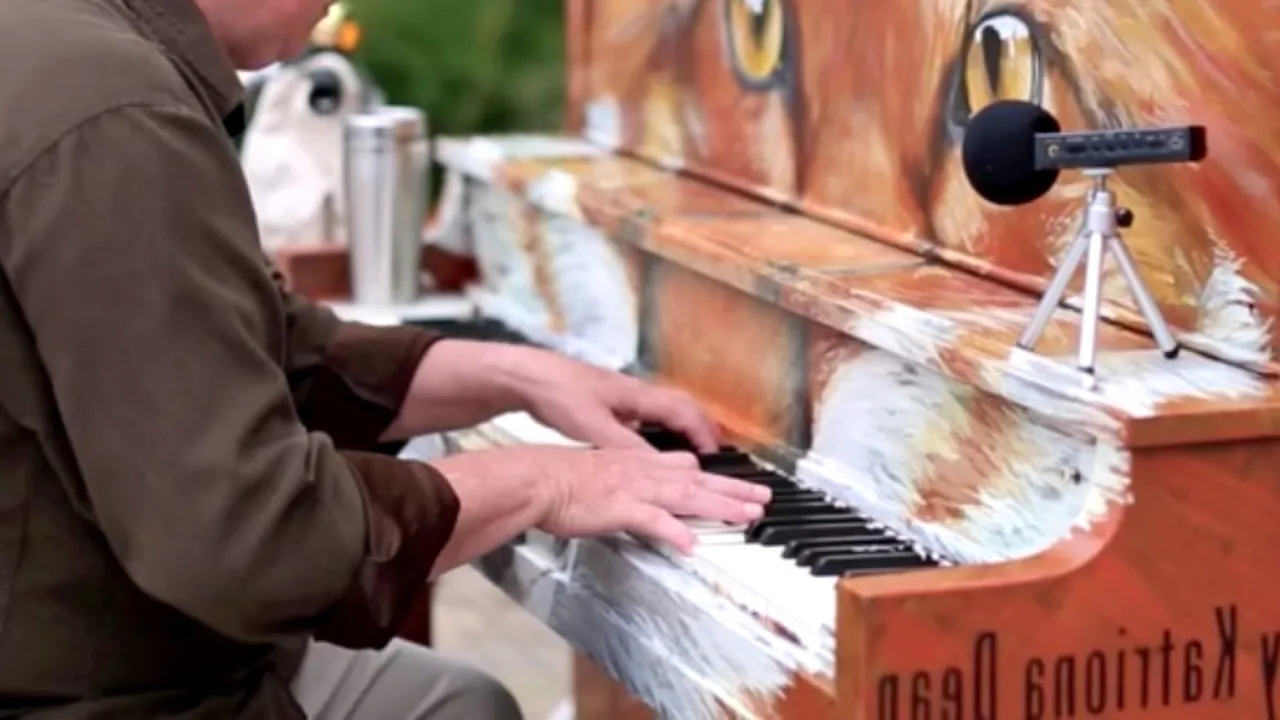 A pus un pian în mijlocul străzii, pentru a le face trecătorilor o bucurie. Acest bătrân care s-a așezat să cânte a dat cel mai frumos concert stradal