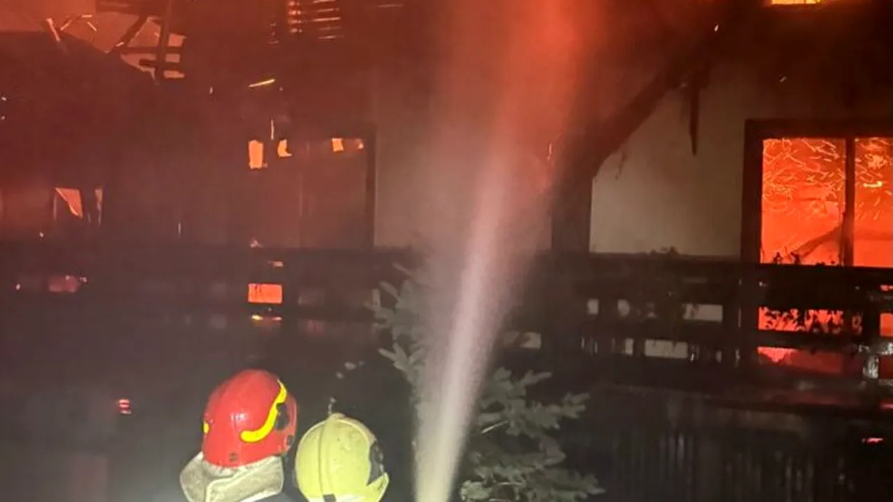 INCENDIU devastator la o pensiune din Gura Humorului, Suceava. O femeie de 72 de ani a murit
