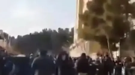 Forțele de ordine din Iran, acuzate că au tras cu muniție de război în protestatari - VIDEO