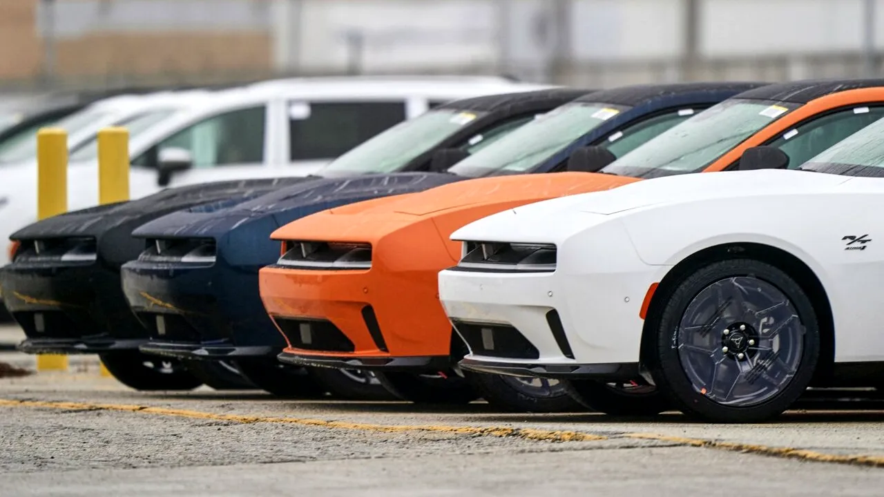 Producătorii și dealerii auto din SUA: Prețurile mașinilor vor CREȘTE cu 25% din cauza taxelor vamale ale lui Donald Trump pentru Canada și Mexic