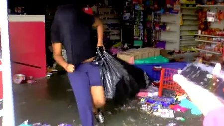 Un reporter surprinde oameni la FURAT în timpul uraganului Florence
