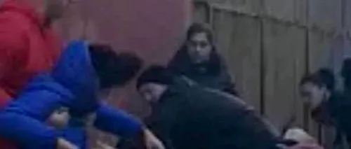 VIDEO ȘOCANT: Trei femei se bat și se înjură în curtea unei școli din România în fața copiilor lor. Conducerea școlii a aflat de bătaie din presă