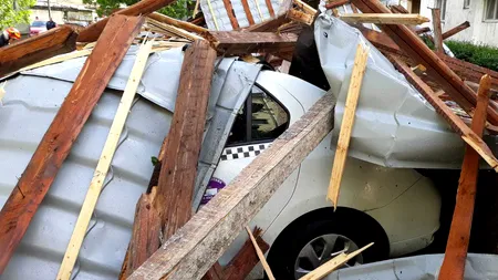 Furtuna face ravagii în mai multe orașe din România. Un acoperiș a căzut pe mașini și copacii au fost doborâți la pământ -FOTO/VIDEO
