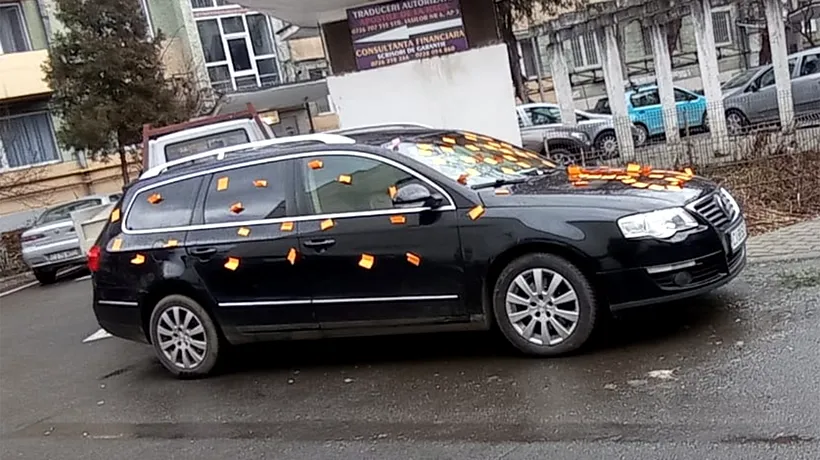 Cum s-au răzbunat vecinii pe șoferul care și-a parcat acest Volkswagen pe locul lor, în spatele cinematografului Florin Piersic din Cluj-Napoca