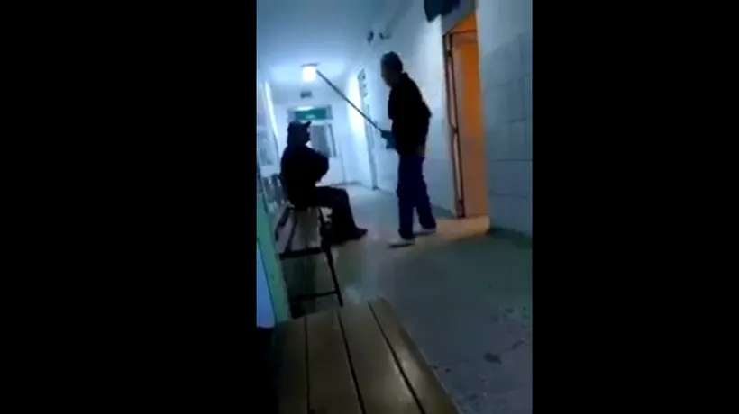 Sancțiuni la spitalul din Reșița după ce un bărbat a fost târât pe hol și dat afară cu mătura - VIDEO