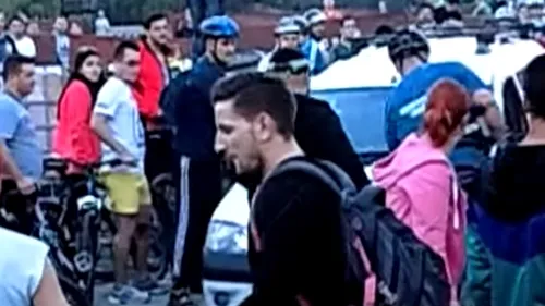 SE ÎNTÂMPLĂ ÎN ROMÂNIA. Un șofer nervos accelerează printr-un grup de bicicliști, iar apoi este bătut de cei pe care i-a lovit, cu polițiștii lângă el