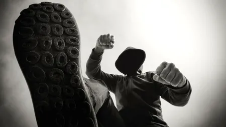 Un ieșean a fost arestat după ce a amenințat cu moartea doi POLIȚIȘTI: „Mă duc la puşcărie 20 de ani pentru tine! Eu îţi dau în cap frate!”