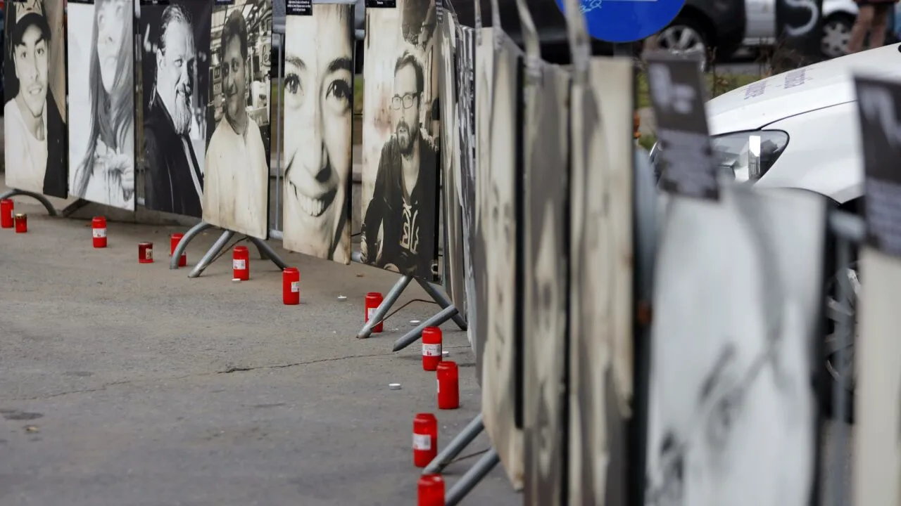 Nouă ani de la tragedia din Colectiv. În fața fostului „Club al morții” se ține slujba de pomenire a celor decedați