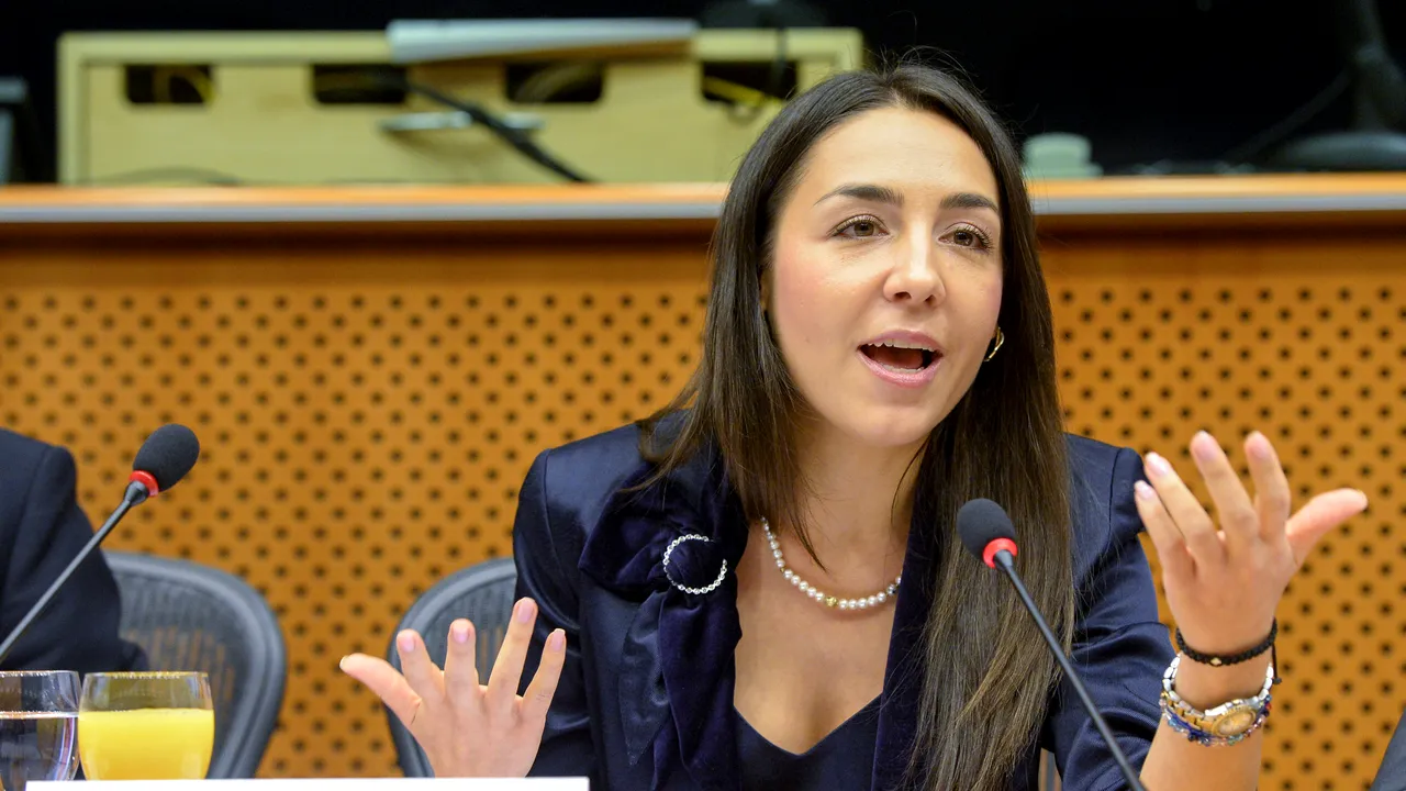 Incident neașteptat pentru un europarlamentar: Deci... ce înseamnă când ți se întâmplă asta? Just asking, for a friend / Ce a pățit pe scările de la Bruxelles