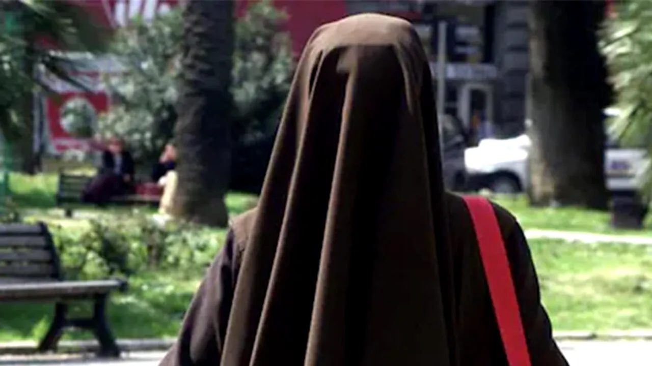 Cristina Maria, o româncă de 46 de ani, s-a deghizat în călugăriță și a bătut la ușa unei pensionare. Ce a urmat