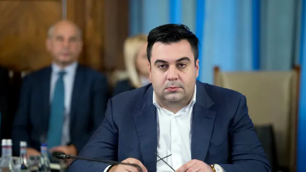 Fostul ministru al Transporturilor Răzvan Cuc și afaceristul Daniel Bușe, trimiși în judecată în dosarul mitei la RAR