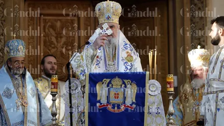 Apa, crucea și credința. BOBOTEAZA, sărbătoarea Botezului Domnului, în imagini emoționante de la Patriarhie. Gigi Becali, în genunchi la slujbă