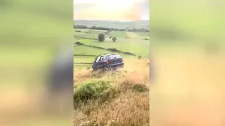 Ultima distracție a „bombardierilor” din România. MAȘINI lansate de pe deal, peste câmpuri agricole