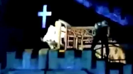 VIDEO - Lady Gaga, lovită în cap de o bară metalică în timpul unui concert