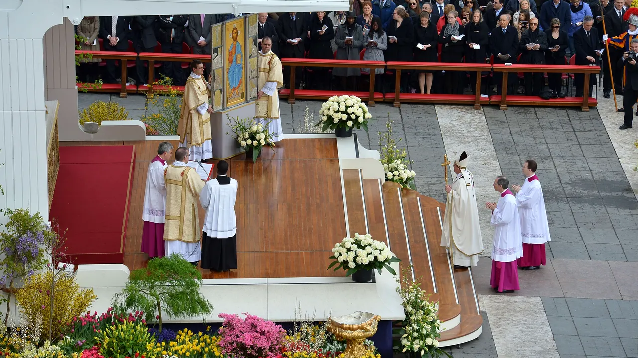 Papa Francisc oficiază Sfânta Liturghie pascală în fața a mii de credincioși, la Vatican
