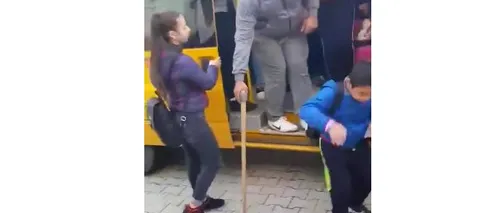 Bărbat filmat în timp ce transporta un topor în microbuzul școlar, printre elevi. Director de școală: E o unealtă cu care copiii sunt obișnuiți - VIDEO