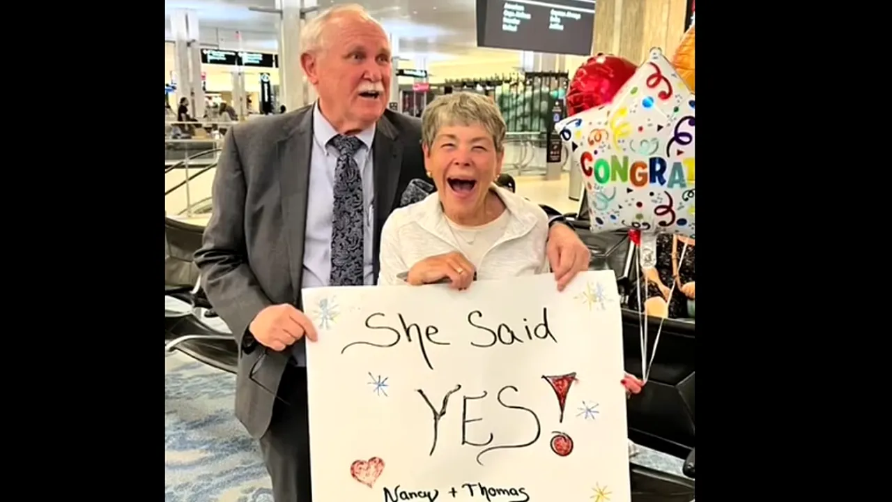 VIDEO EMOȚIONANT. Un bărbat şi-a cerut în căsătorie iubita din liceu, după 60 de ani. „Vom face din fiecare zi o aventură interesantă”