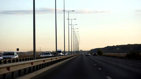 Imagini incredibile cu o mașină pe CONTRASENS pe autostradă. Tragedia a fost evitată în ultima clipă