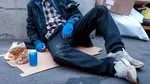 Om al străzii, angajat chiar de magazinul în fața căruia cerșea. Ce muncă face bărbatul de 41 de ani