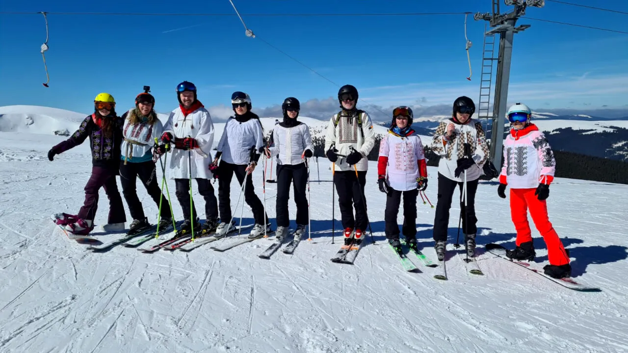 FOTO. Moment INEDIT pe pârtia de la Voineasa. Schiorii au venit în costume românești tradiționale și s-au „prins” în horă