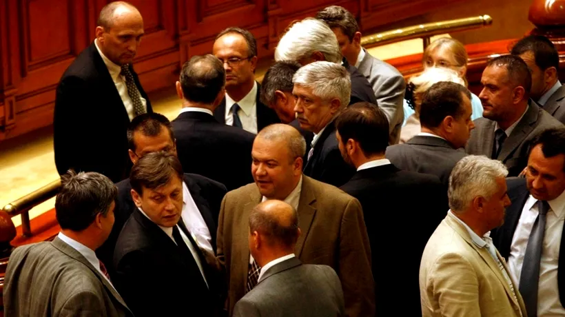 Parlamentul amână revenirea lui Băsescu la Cotroceni până săptămâna viitoare. Plenul se va reuni luni, la ora 15.00