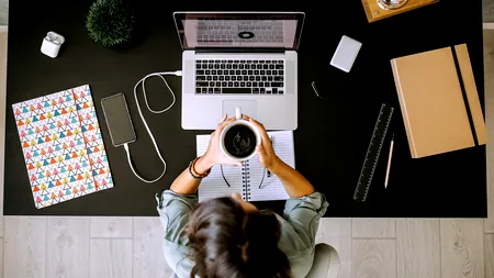 Părinții care au în întreținere copii cu handicap pot munci 8 zile/lună de acasă. Legea a fost promulgată de Nicușor Dan