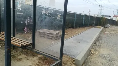 Trotuarul NIMĂNUI. Alee construită în spatele unei stații de autobuz până într-un gard