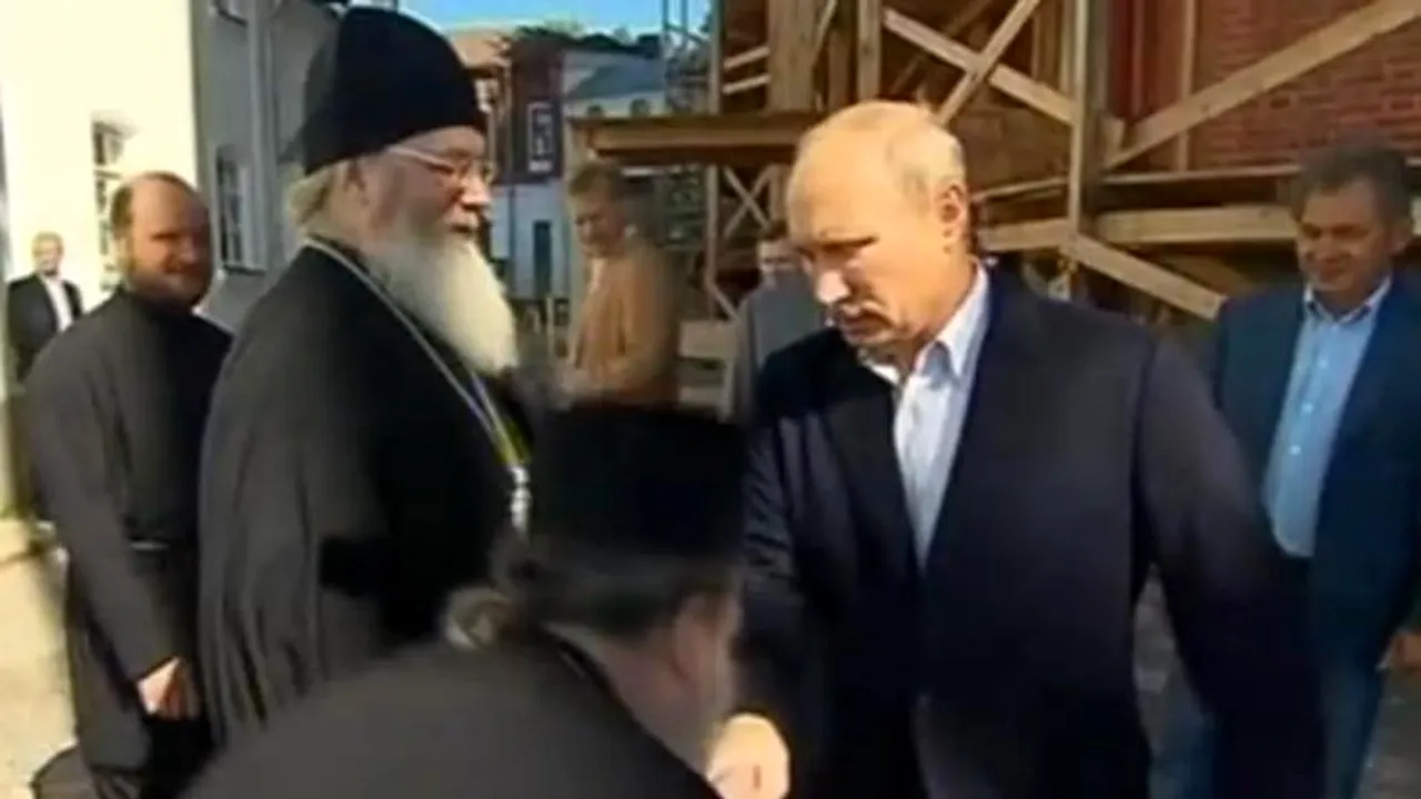 Cum a reacționat Vladimir Putin când un preot i-a sărutat mâna. VIDEO