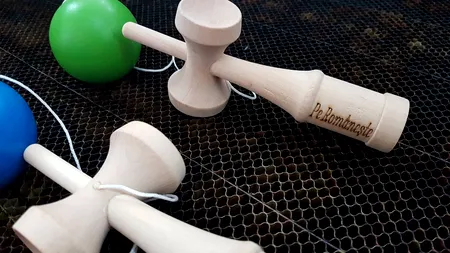 Jocul Kendama: ce este, de ce face bine la sănătatea copilului și cum se joacă