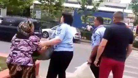 Doi polițiștii încearcă să-i confiște unei bătrâne zarzavatul pe care îl vindea într-o stație de tramvai. Cum au reacționat trecătorii 