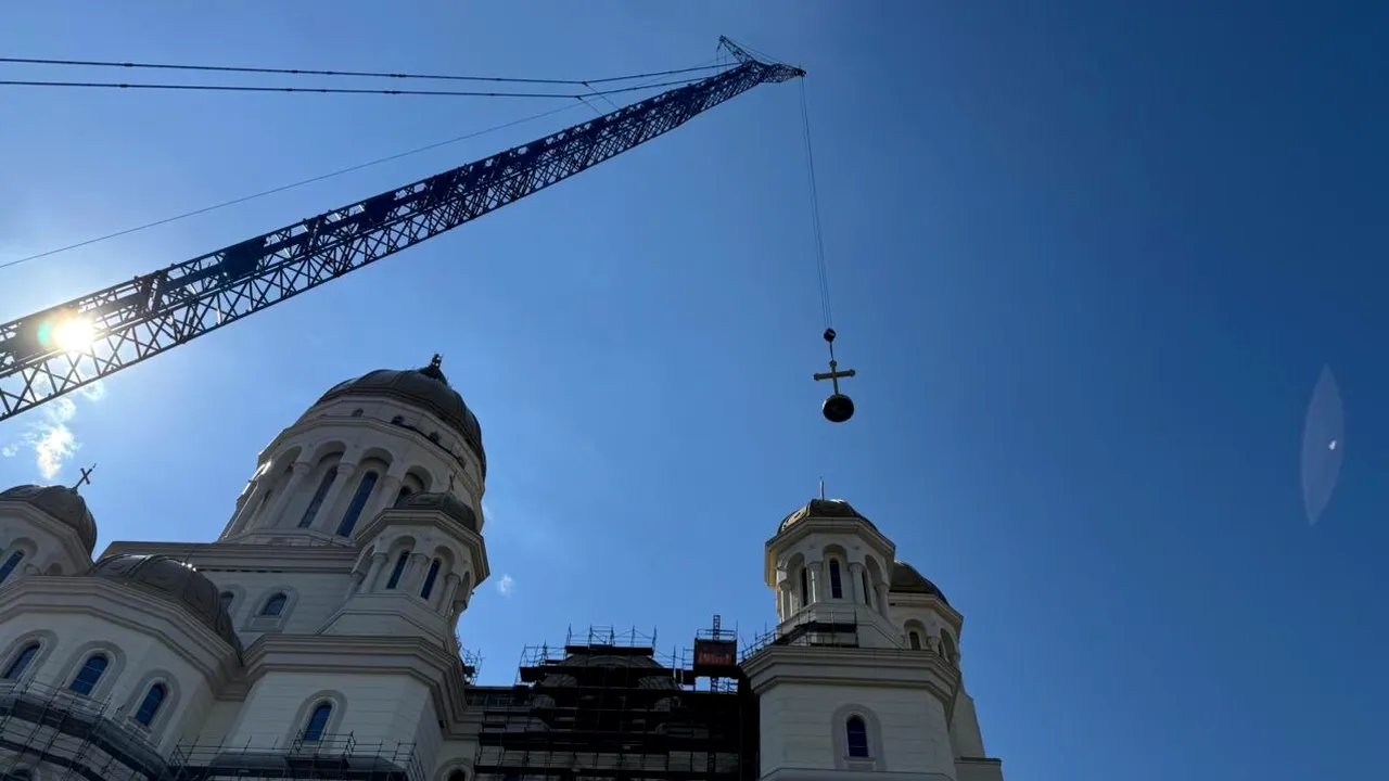 A fost montată crucea de 7 tone pe turla mare a Catedralei Neamului