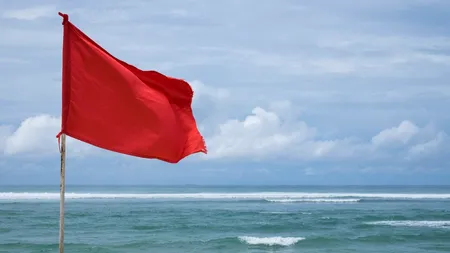 Trei bărbați au murit înecați luni pe litoralul românesc. Unul dintre ei era salvamar. Avertismentele salvatorilor