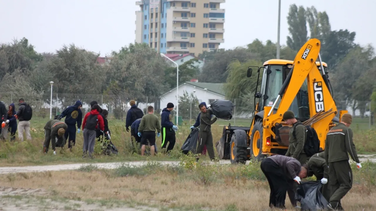 Militarii americani și angajați ai Ambasadei SUA au strâns cinci tone de gunoaie de pe plaja Năvodari 