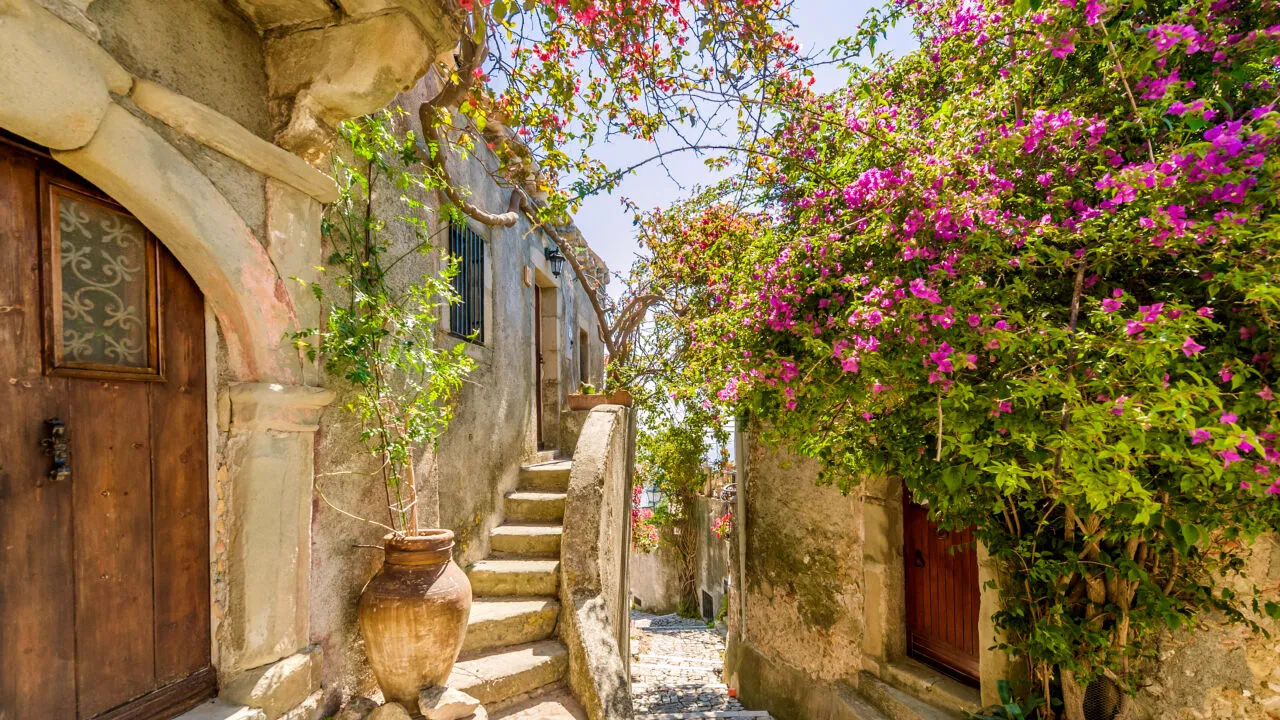 Insula europeană în care cumperi o casă la 1 euro, dar primești 15.000 de euro dacă te muți acolo. Ce condiții trebuie să îndeplinești