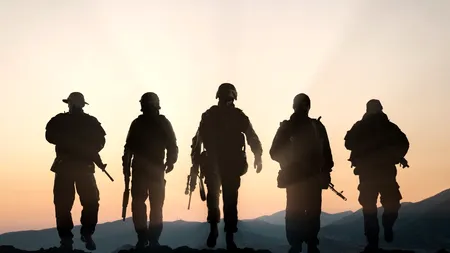 Militar din Craiova, arestat după ce ar fi încercat să întrețină relații sexuale cu un băiat de 15 ani. Elevul a fost racolat pe internet