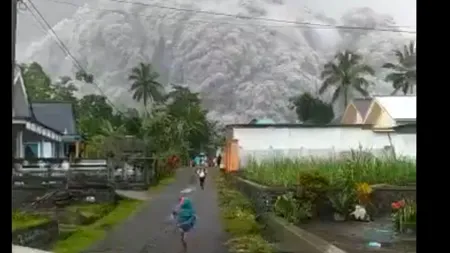 VIDEO. Erupție devastatoare a vulcanului Semeru din Indonezia. Companiile aeriene, avertizate asupra norului uriaș de cenușă