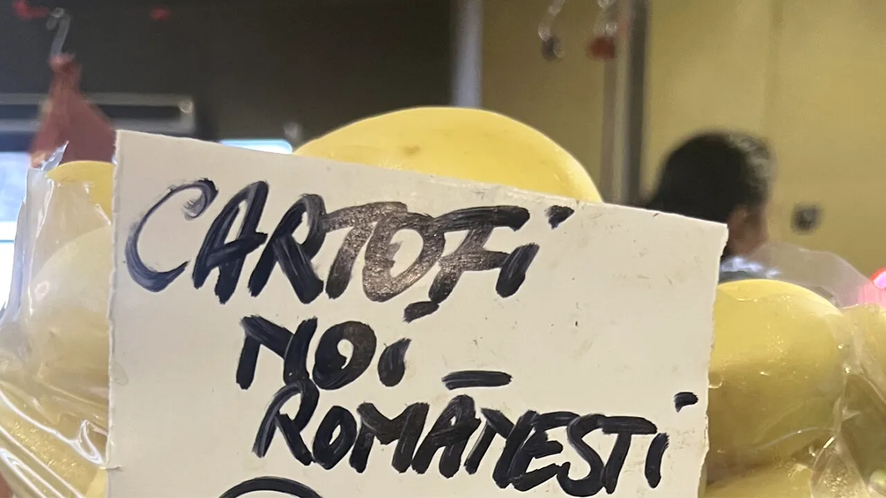 Au apărut cartofii noi românești. Suma uriașă cu care se vinde 1 kilogram, în Piața Obor din București